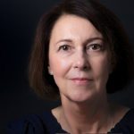 Porträtfoto von Angelika Schindler-Obenhaus, Geschäftsführerin von ASO Consulting. Sie blickt freundlich in die Kamera, vor dunklem Hintergrund. Professionelles Business-Porträt für die Website von ASO Consulting – Fokus auf Leadership, Klarheit und Wirksamkeit.